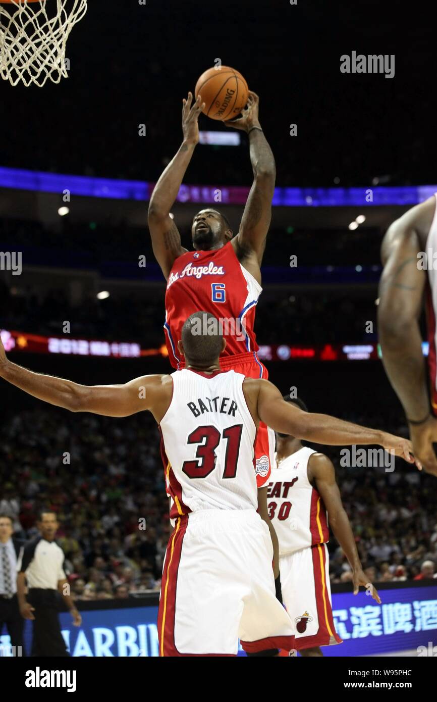 DeAndre Jordan der Los Angeles Clippers, oben, springt gegen die Miami Heat während ihrer zweiten Match der NBA China Spiele in Shanghai, Ch Stockfoto