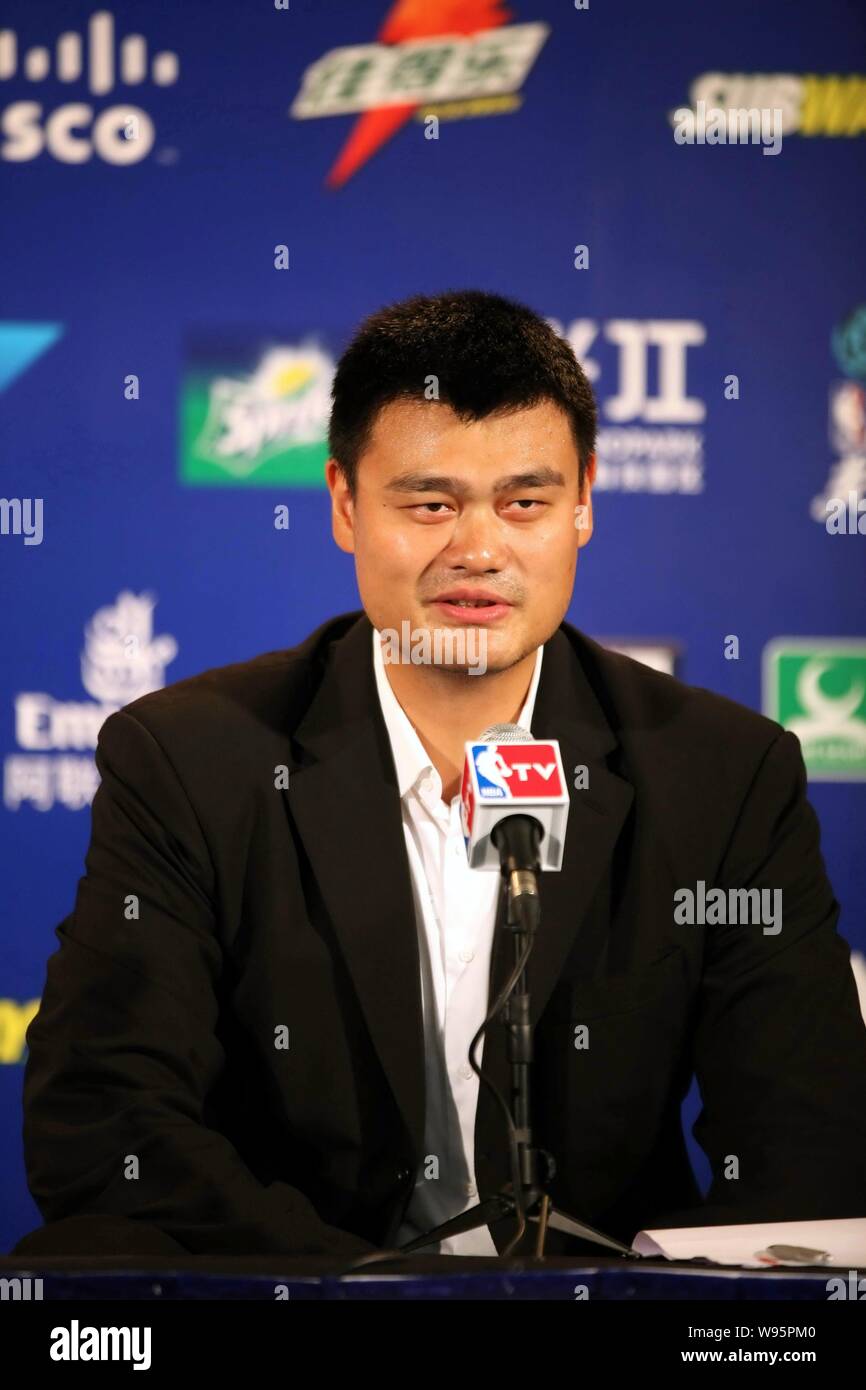 Pensionierte chinesischen Basketball Superstar Yao Ming spricht bei einer Pressekonferenz vor dem zweiten Spiel der NBA China Spiele zwischen den Los Angeles Cl Stockfoto