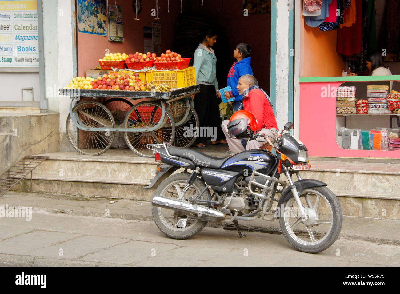 Motorrad- und Obst Warenkorb vor den Geschäften in den alten Basar von Pokhara, Nepal Stockfoto