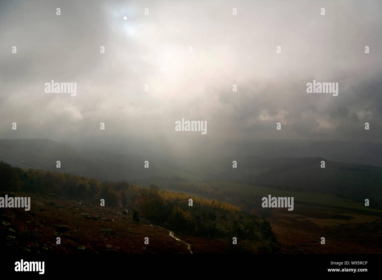 Abstand, daß die Sicht zum Himmel vom Clearing von stanage Edge Stockfoto