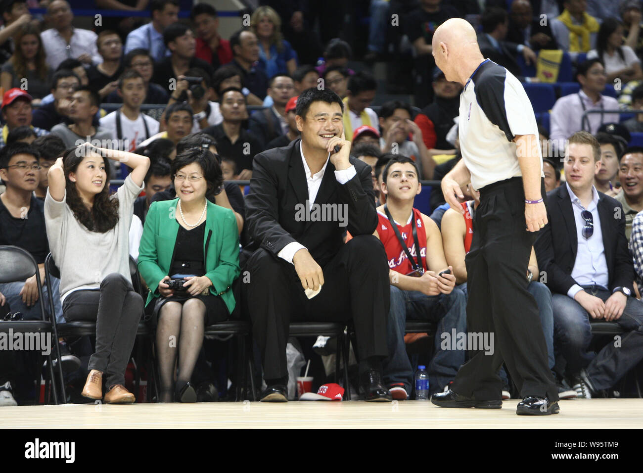 Chinesischen Basketball Superstar Yao Ming, Zentrum im Ruhestand, Wanderungen mit einem Schiedsrichter im zweiten Spiel des NBA China Spiele zwischen den Los Angeles Cli Stockfoto