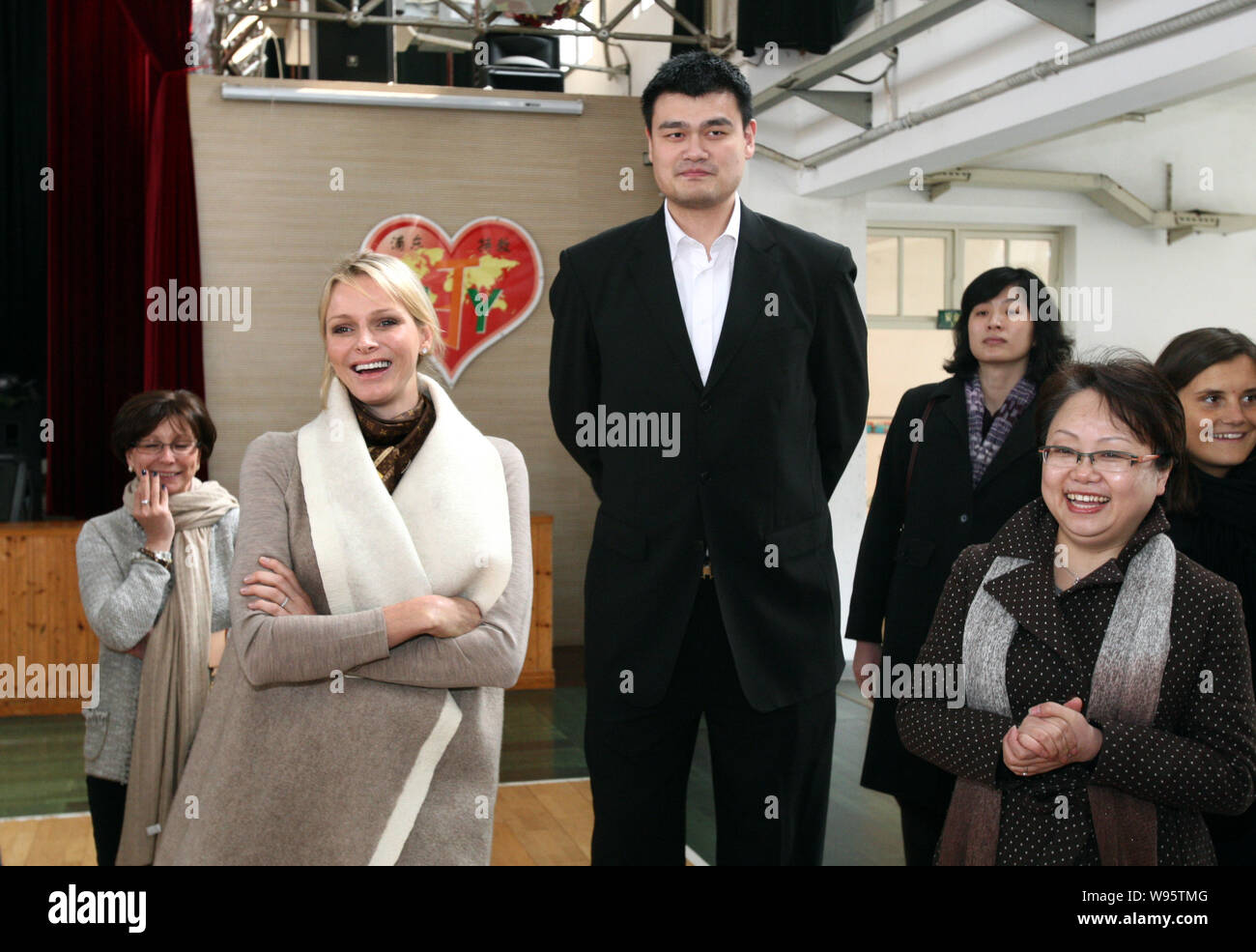 Prinzessin Charlene Wittstock von Monaco, zweite links, pensionierter Chinesischen Basketballstar Yao Ming, dritte Straße links, und seine Frau Ye Li, 4. links, finden Sie auf der S Stockfoto