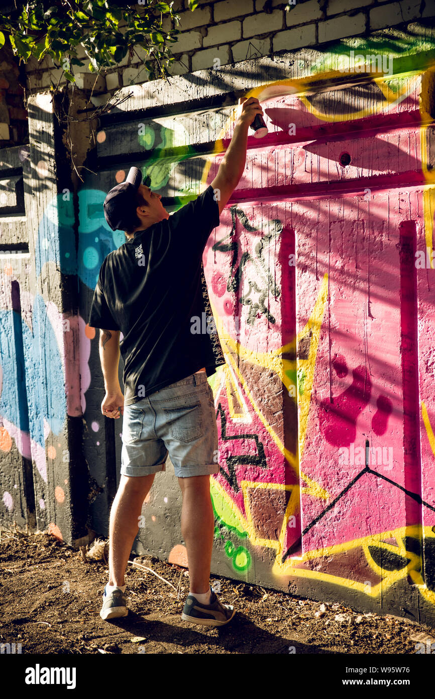 Charkow, Ukraine Juli 30, 2019: ein Gefährte zieht hell Street Graffiti auf eine Öffnung von Youth Park Tag. Stockfoto