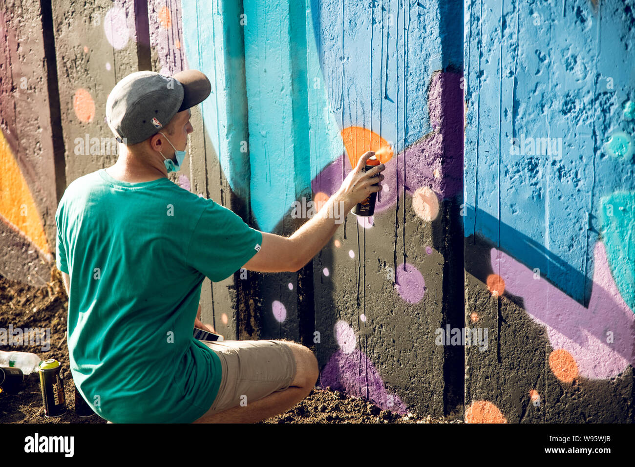 Charkow, Ukraine Juli 30, 2019: ein Gefährte zieht hell Street Graffiti auf eine Öffnung von Youth Park Tag. Stockfoto