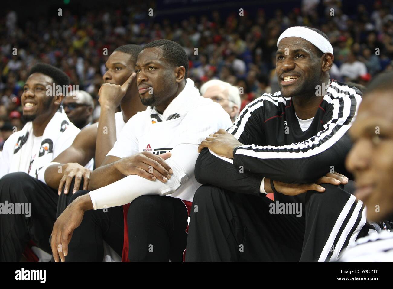 LeBron James, rechts, und Dwyane Wade, Zentrum der Miami Heat zusehen, wie sie gegen die Los Angeles Clippers konkurrieren während Ihres zweiten Match des Stockfoto
