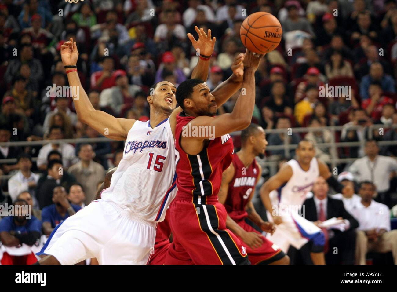 Ryan Hollins der Los Angeles Clippers, Links, Herausforderungen Garrett Tempel der Miami Heats während ein Basketball Spiel der NBA China Spiele in Stockfoto
