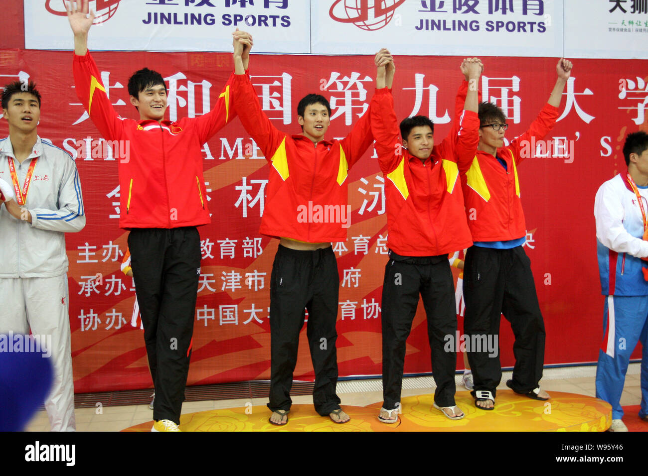 Chinesische Doppel schwimmen Olympische Goldmedaillenträger Sun Yang (L) Sieg feiert mit Mannschaftskameraden auf dem Podium nach der Teilnahme die mens 4 x 100 m Freesty Stockfoto