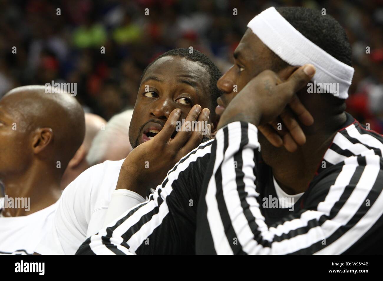 LeBron James, rechts, und Dwyane Wade, Zentrum der Miami Heat zusehen, wie sie gegen die Los Angeles Clippers konkurrieren während Ihres zweiten Match des Stockfoto