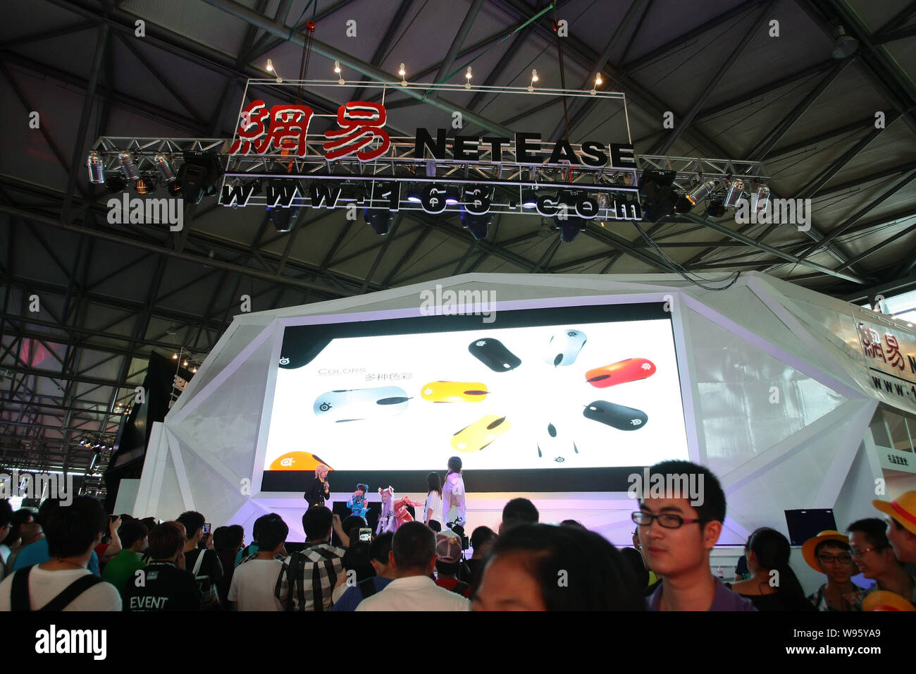 ---- Besucher Gast am Stand der Netease (oder 163.Com) während des 10. China Digital Entertainment Expo und Konferenz, wie ChinaJoy 2012 bekannt, in S Stockfoto