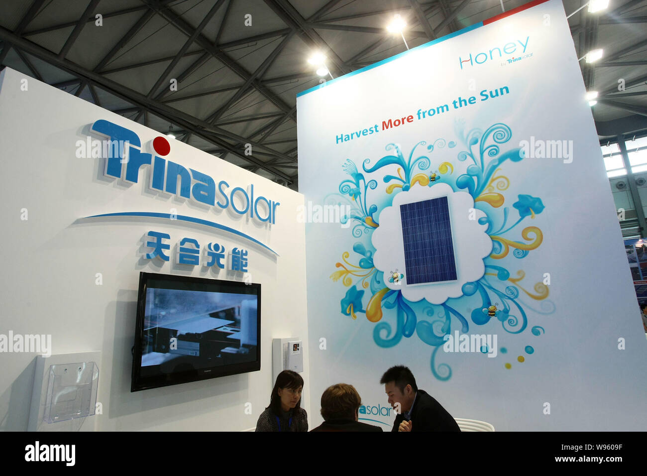 Menschen besuchen den Stand von Trina Solar während der Snec 6 (2012) International Photovoltaic Power Generation Conference & Exhibition, wie SNEC 20 bekannt Stockfoto