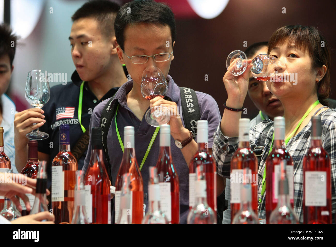 Besucher Geschmack Wein während des 13 SIAL CHINA zeigen im Shanghai