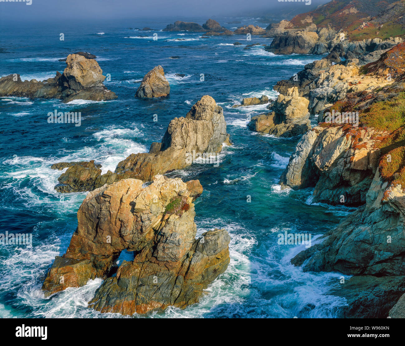 Surf, Arch Rock, Garrapata State Park, Big Sur, Monterey County, Kalifornien Stockfoto