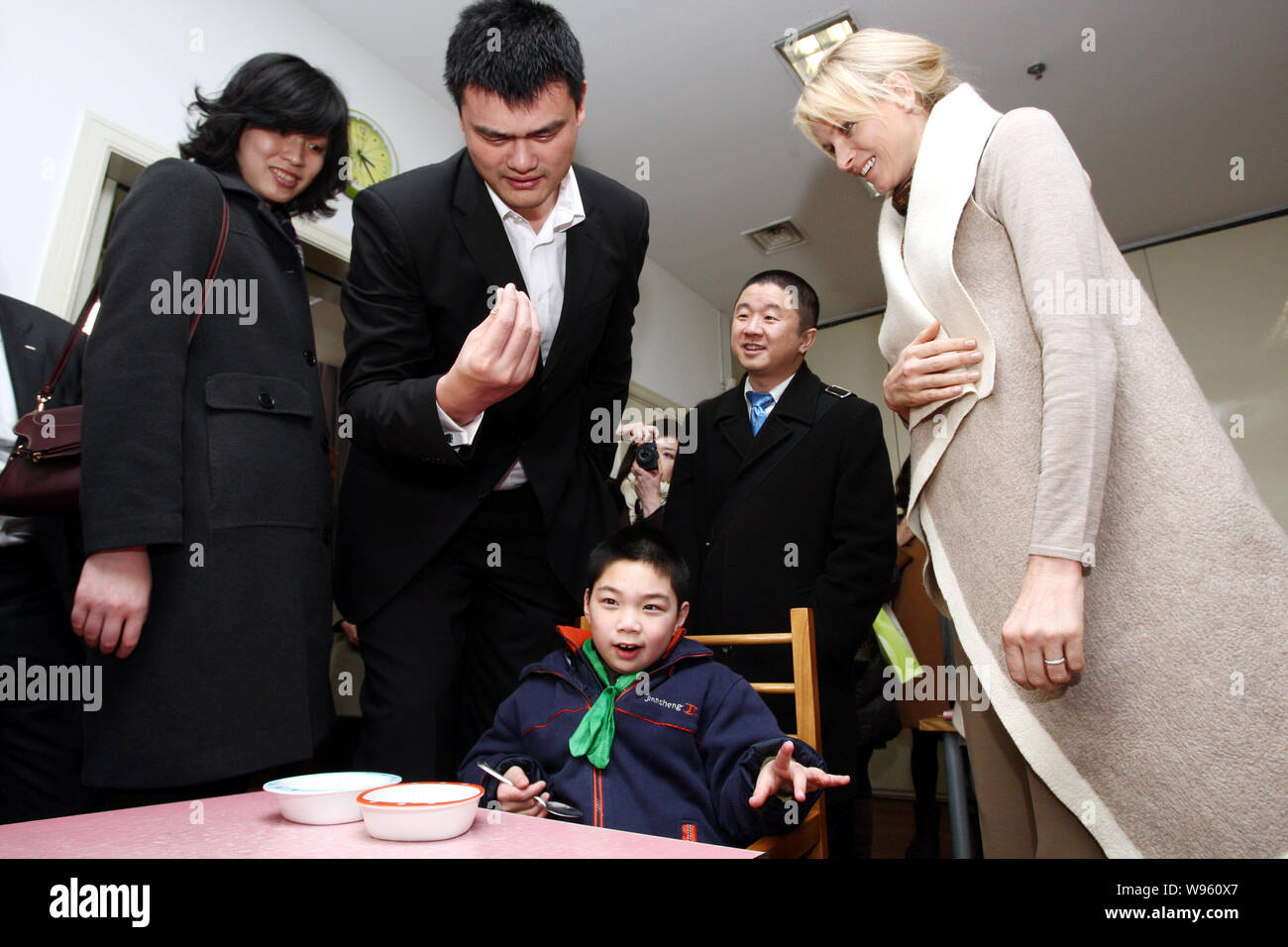 Prinzessin Charlene Wittstock von Monaco, rechts, pensionierter Chinesischen Basketballstar Yao Ming, zweite Straße links, und seine Frau Ye Li, Links, besuchen Sie das Shanghai Pudo Stockfoto
