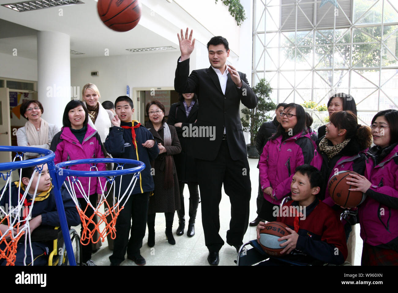 Pensionierte chinesischen Basketballstar Yao Ming zeigt seine Basketball Skills zu Prinzessin Charlene Wittstock von Monaco, 3. links, Schulen, Beamte und junge Stockfoto