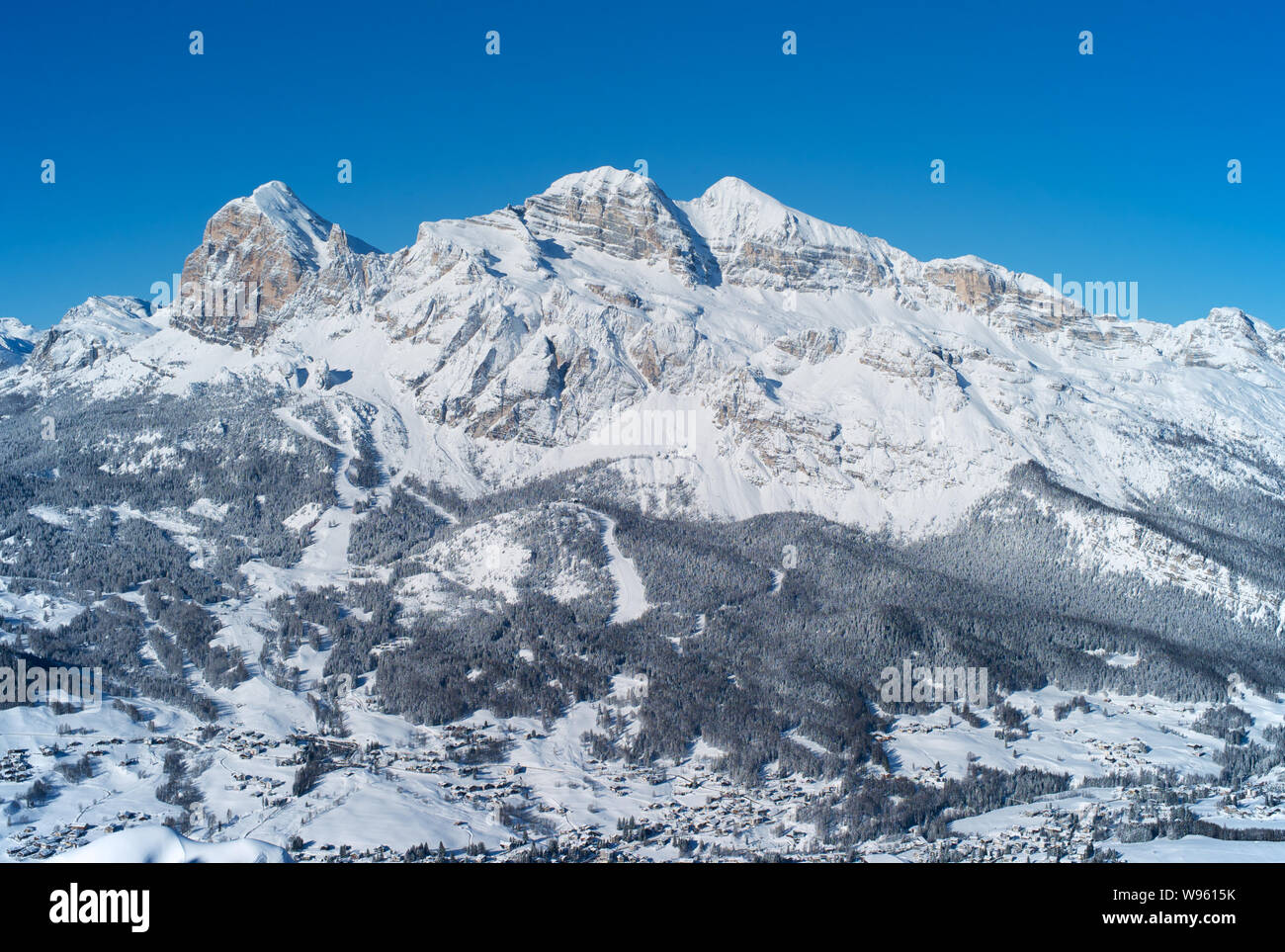 Tofana Peak Mountain Range im Winter mit Schnee bedeckt, die in der italienischen Dolomiten, berühmten Skigebiet Cortina d Ampezzo, Italien Stockfoto