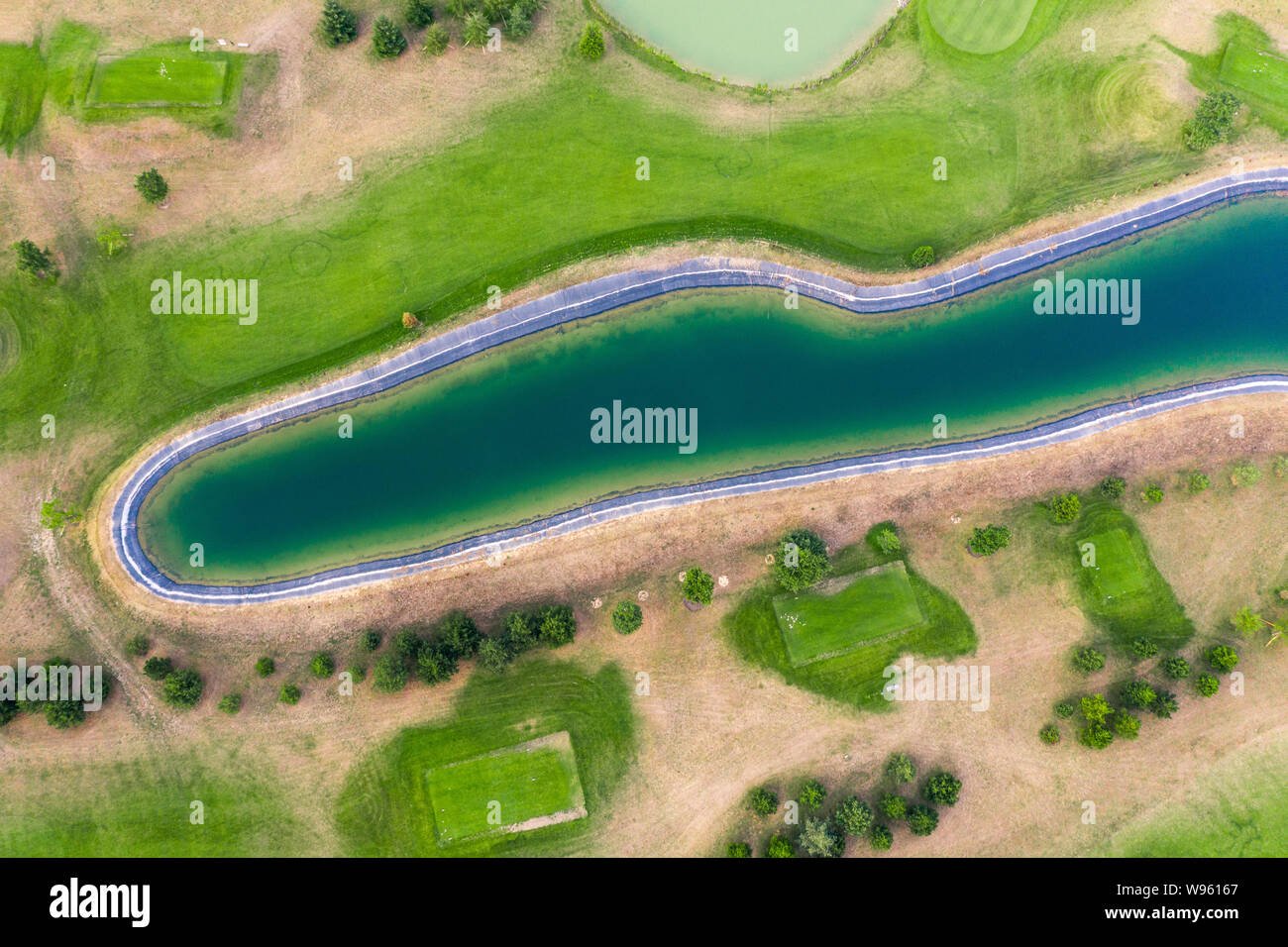 Blick auf den Golfplatz. Drone oder Hubschrauber Blick aufs Grüne Feld Sandbunker und Wassergefahr Stockfoto