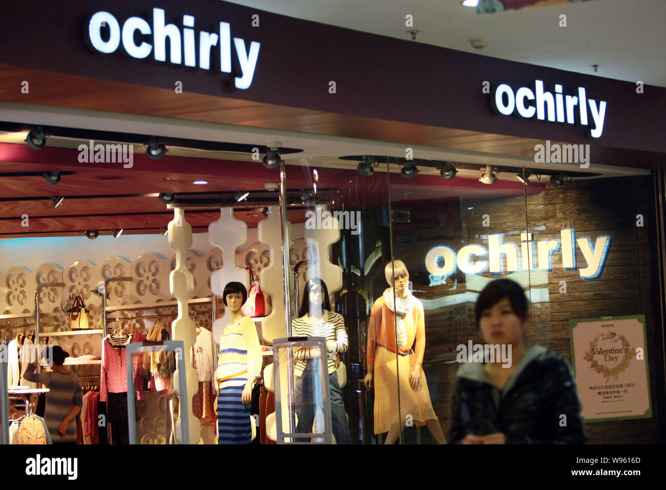 Ein Fußgänger geht vorbei an einem Ochirly Store in Shanghai, China, 13. Februar 2012. Ein Private-Equity-Fonds unterstützt von französischen Luxus Riese LVMH Moet Henness Stockfoto