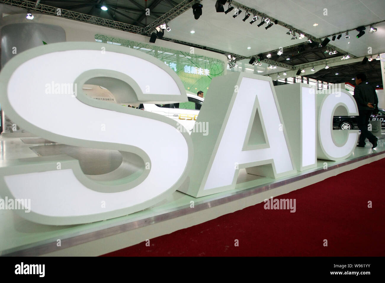 ---- Besucher Blick auf Autos auf dem Stand der SAIC (Shanghai Automotive Industry Corporation (Gruppe)) während der 2011 China International Industrie Fai Stockfoto