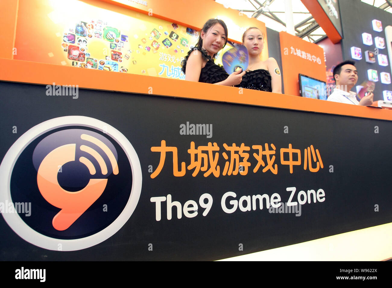 Showgirls Pose auf dem Stand der 9 während des 9. China Digital Entertainment Expo, auch als ChinaJoy 2011 in Shanghai, China, 28. Juli 2011 bekannt. Stockfoto