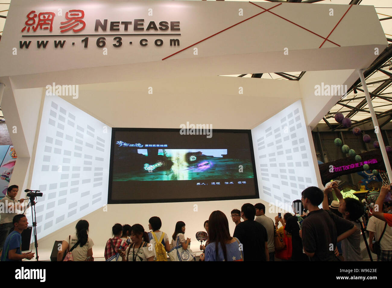 ---- Besucher sind auf dem Stand von NetEase während China Digital Entertainment Expo & Conference in Shanghai, China, 28. Juli 2011 gesehen. NetEase.com Stockfoto