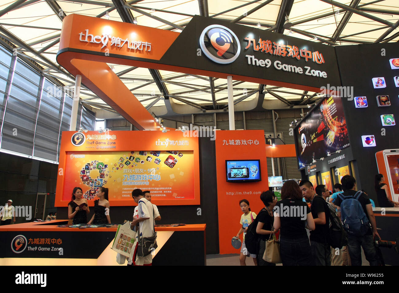 Besucher sind auf dem Stand der 9 während des 9. China Digital Entertainment Expo, auch als ChinaJoy 2011 in Shanghai, China, 28. Juli 2011 bekannt. Stockfoto