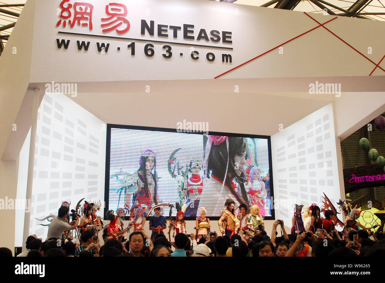 ---- Besucher Gast am Stand der NetEase (163.Com) während der China Digital Entertainment Expo & Conference in Shanghai, China, 28. Juli 2011. Net Stockfoto
