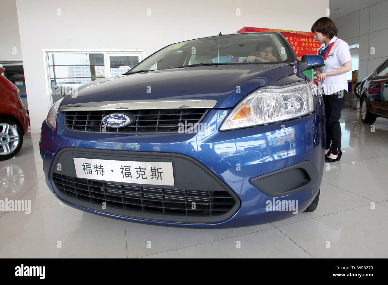 ---- Ein chinesisches Auto Käufer versucht, ein Ford Focus im Ford Dealership in Shanghai, China, 13. Mai 2011. Ford Motor Co. s China Einheit Abou investieren Stockfoto