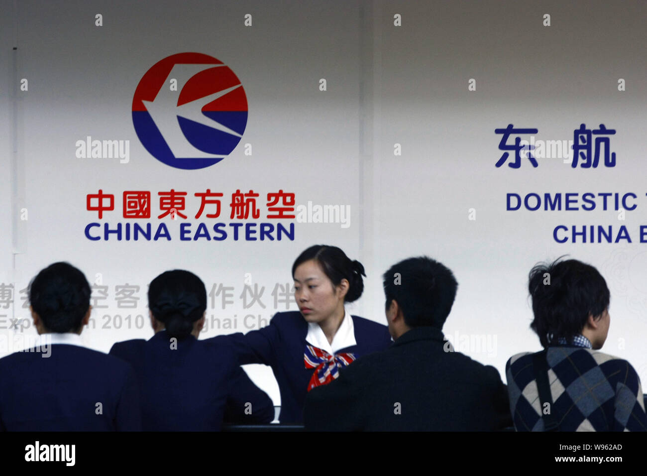 ------ Chinesische Passagiere über ihre Flüge erkundigen Sie sich an der Theke der China Eastern am internationalen Flughafen Shanghai Pudong in Shanghai, China Stockfoto