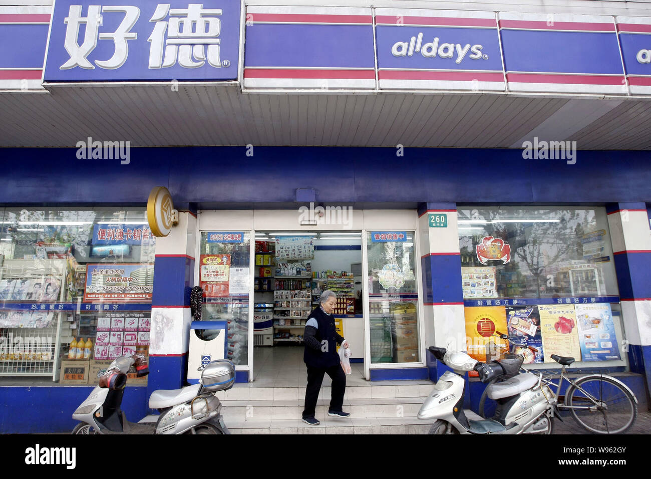 --FILE - ein Kunde aus einem alldays Convenience Store in Shanghai, China, 3. Dezember 2009. Die Shanghai Niederlassung von China Life Insurance (Gro Stockfoto