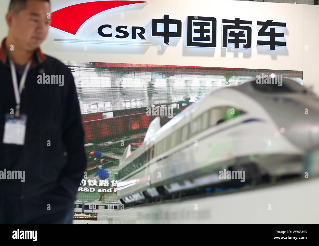 ---- Ein Besucher schaut auf ein Modell der CRH 380 ein Zug am Stand von CSR (China South Locomotive & Rolling Stock Corporation Limited) während einer abgasreiniger Stockfoto