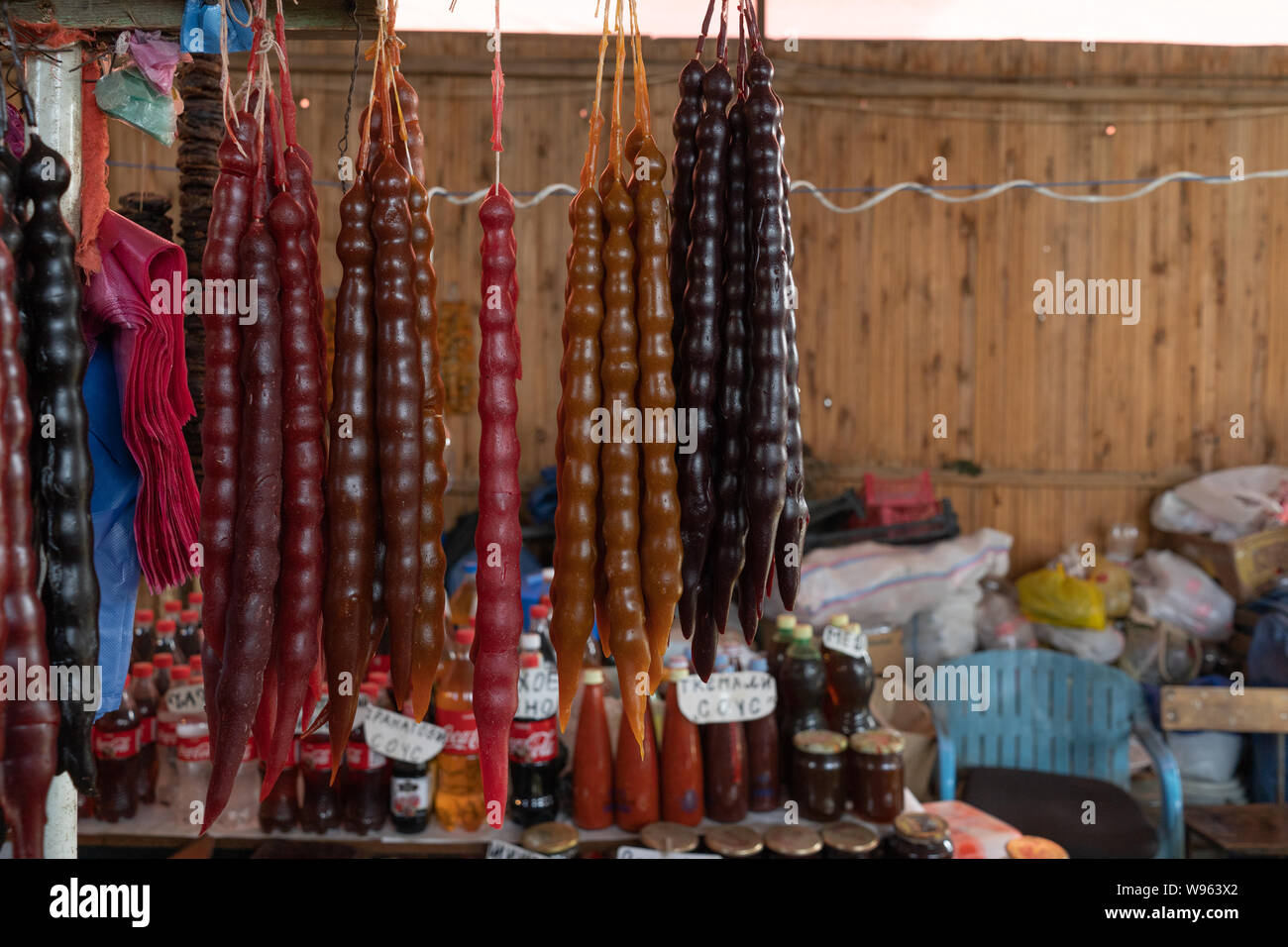 Traditionelle georgische Spezialitäten - Churchkhela, aus Traubenmost hergestellt, Granatapfelsaft und Muttern auf dem Markt in Tiflis, Georgien verkauft Stockfoto