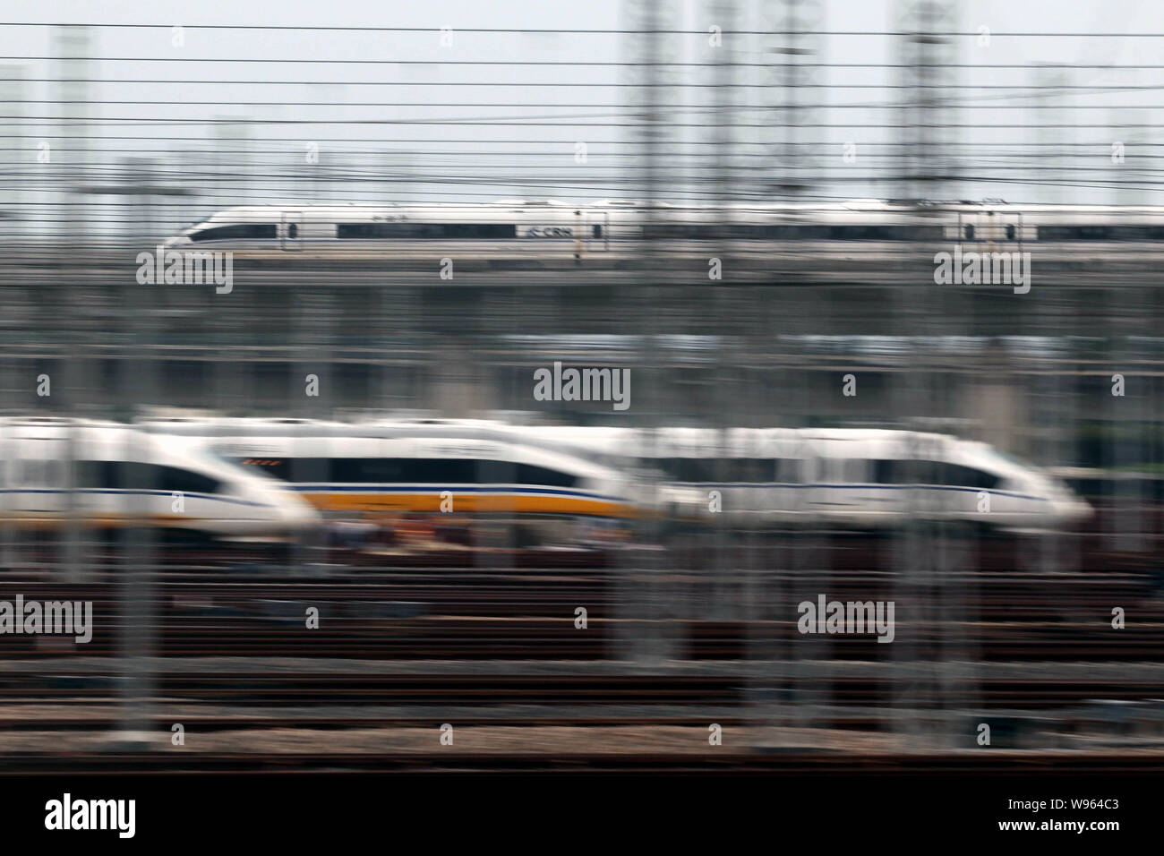 ---- Eine CRH (China Railway High speed) Bullet Train, top, Pässe durch andere Züge am Bahnhof Shanghai Hongqiao in Shanghai, China, 28 Jun Stockfoto
