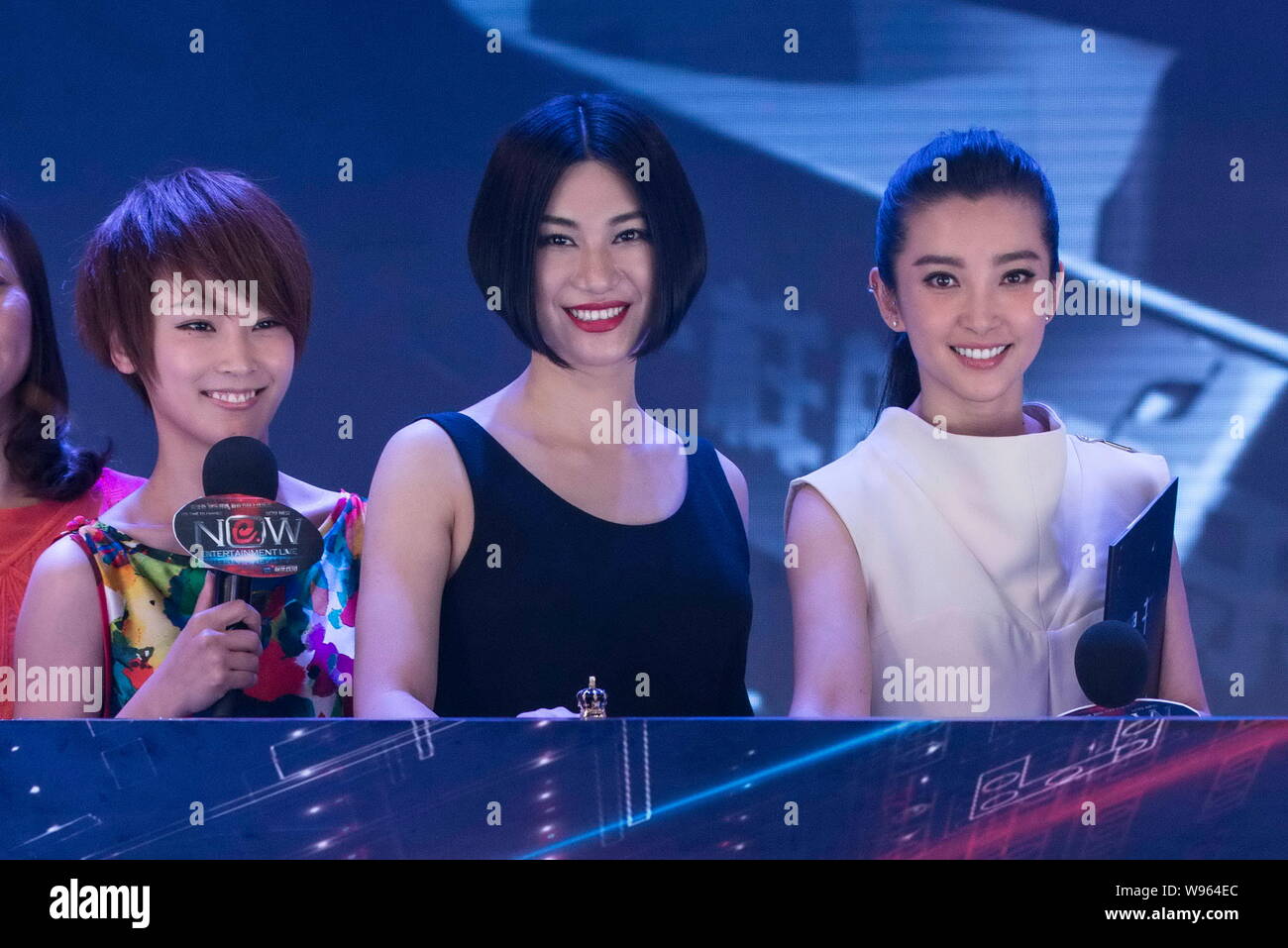 (Von links) chinesischen TV hostess Xie Nan, Sängerin und Schauspielerin Shang Wenjie Li Bingbing Pose an der Produkteinführung Zeremonie für die neue Unterhaltung Live-TV-prog Stockfoto