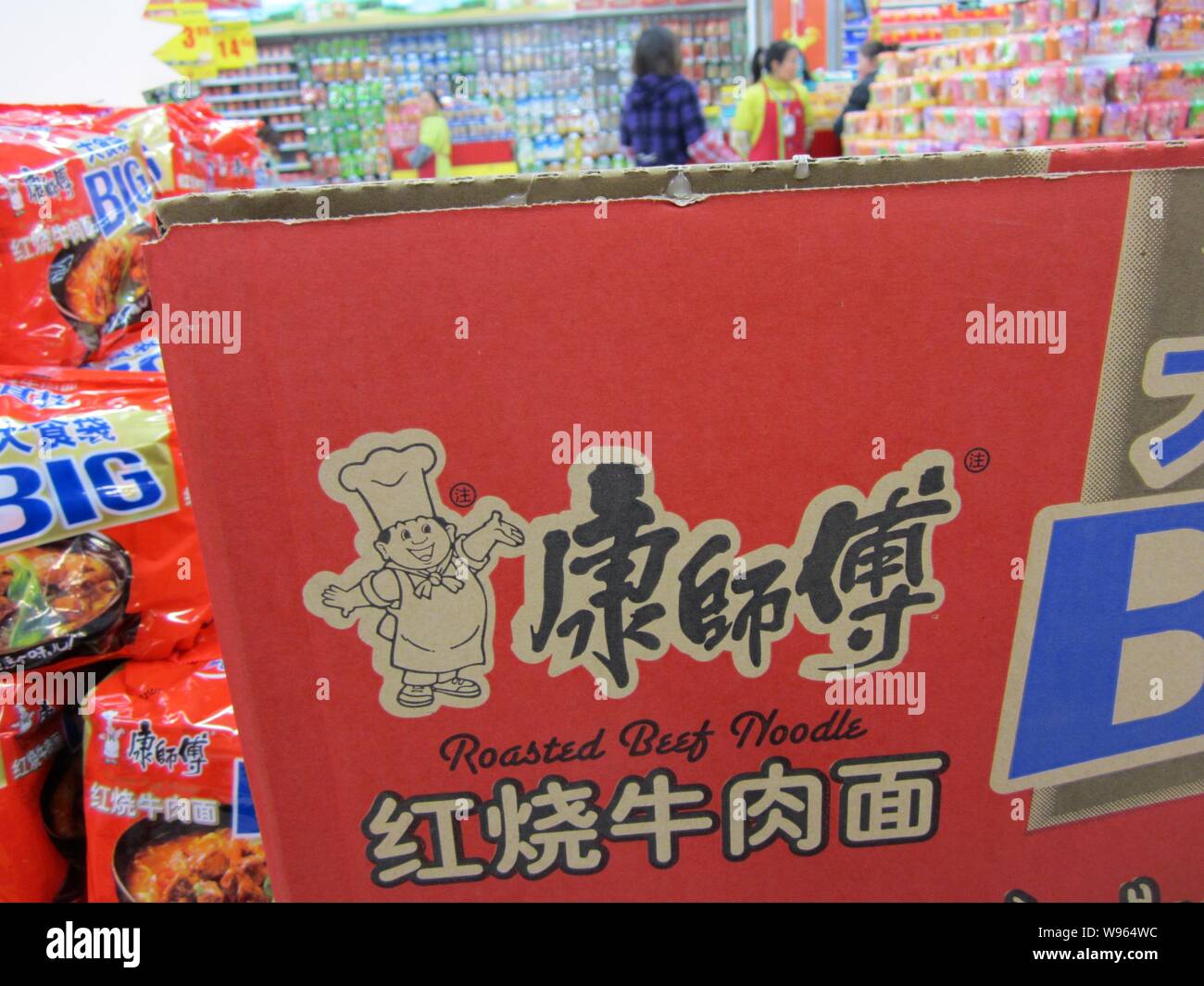 ---- Pakete von Tingyi gebratenem Rindfleisch Nudel sind für den Verkauf in einem Supermarkt in Nantong, China Jiangsu Provinz, 27. März 2012. Tingyi (Cayman Stockfoto