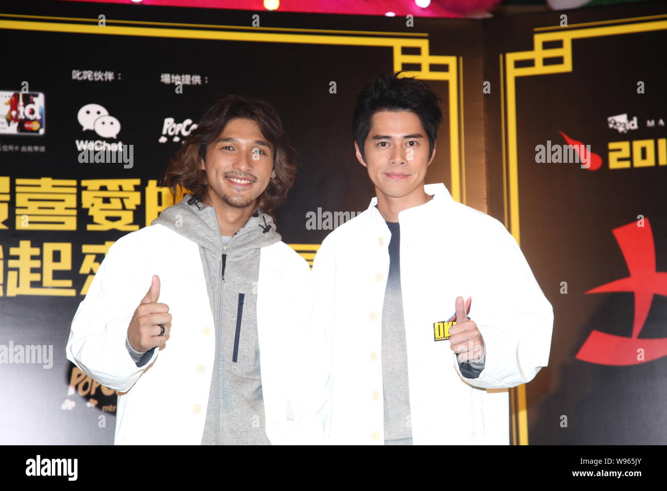 Hong Kong Sänger You-Nam Wong, Links, und Chui Tien Sie eine Werbeveranstaltung für die ultimative Song Chart Top 5 Sänger in Hongkong, China, 3 De teilnehmen Stockfoto