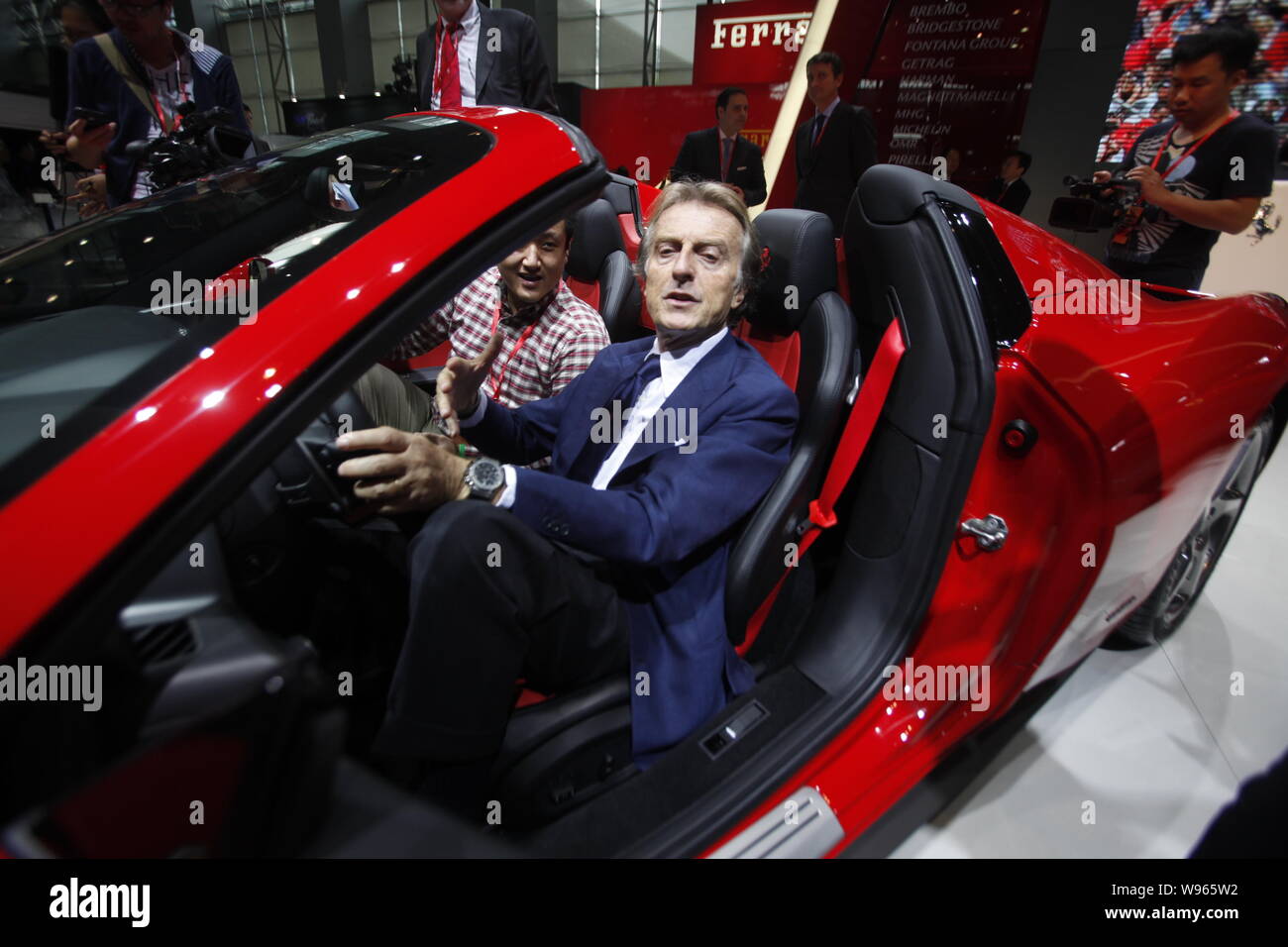 Ferrari Präsident Luca di Montezemolo versucht, einen Ferrari 458 Italia Spyder während des 10 China (Guangzhou) Internationale Automobil Ausstellung, Weiß Stockfoto