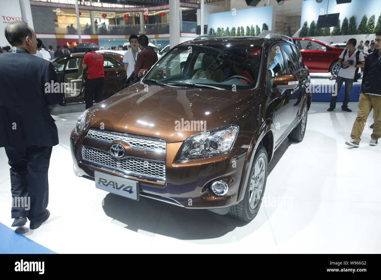 ---- Besucher Blick an einem Toyota RAV4 SUV während des 14 Shanghai Internationalen Automobil- Ausstellung, die Auto Shanghai 2011, in Sha bekannt Stockfoto