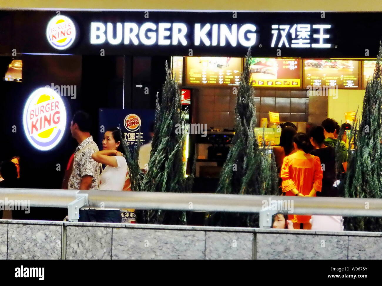 - - - - Kunden sind an einem Burger King Restaurant in Shanghai, China, 28. Juli 2011 gesehen. Weltweit Burger King Holdings Inc., hat eine gemeinsame Vent Stockfoto