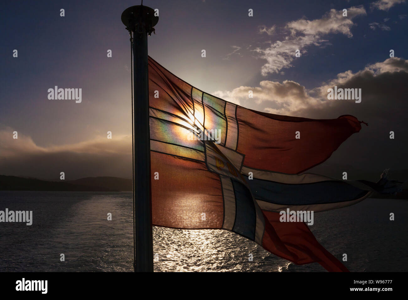 Flagge der norwegischen Post, als von der Stern von Hurtigruten Schiff 'MS Spitzbergen', in Finnfjorden, Troms, Norwegen geflogen Stockfoto