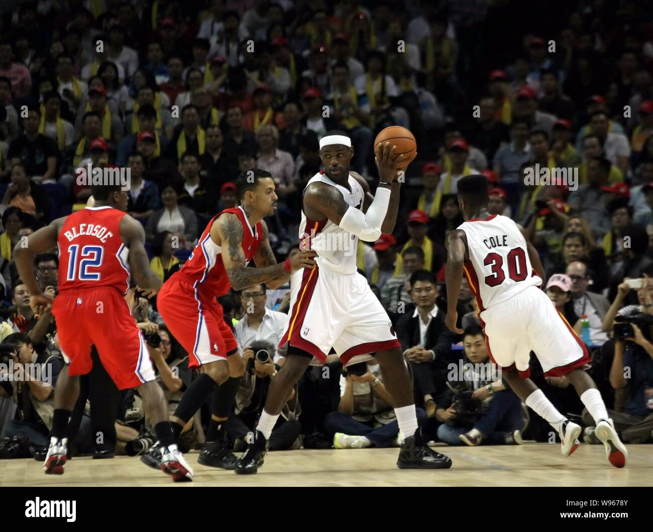 LeBron James der Miami Heat, zweite rechts, Herausforderungen, die ein Spieler von den Los Angeles Clippers während ihrer zweiten Match der NBA China Spiele in Sh Stockfoto