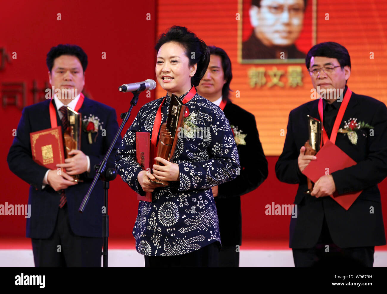 Chinesische Sopran Peng Liyuan, Frau des chinesischen Vizepräsidenten Xi Jinping, spricht bei einer Zeremonie zum ersten China Arts Awards in Peking, China, 19 Dez Stockfoto