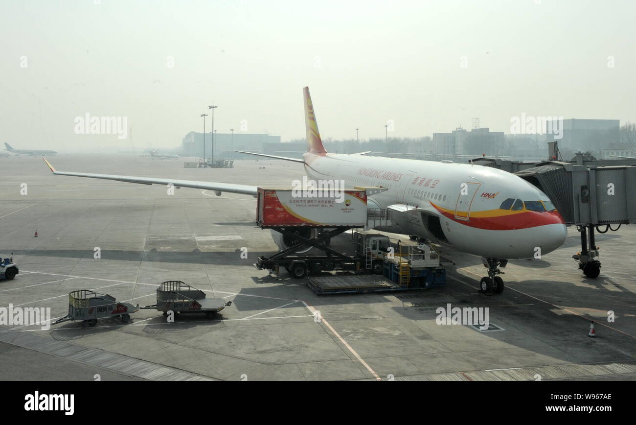 ---- Blick in einem Jet von Hong Kong Airlines an der Beijing Hauptstadt der Internationale Flughafen in Peking, China, 15. Februar 2012. Airbus Gesichter. Stockfoto