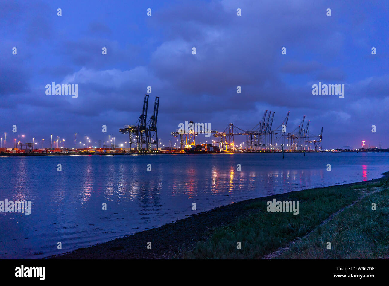 Der Hafen von Southampton (Southampton Docks) bei Nacht beleuchtet, Southampton, England, Großbritannien Stockfoto