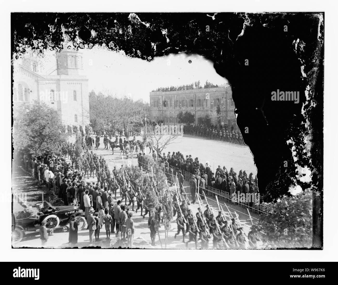Die Allenby offizielle Eintrag mit militärischen Überprüfung am Russischen Compound. Männer auf Pferden review Truppen auf Parade Stockfoto