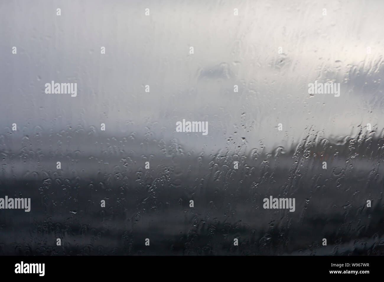 Regen am Fenster verdeckt völlig der Ansicht von Gisundet