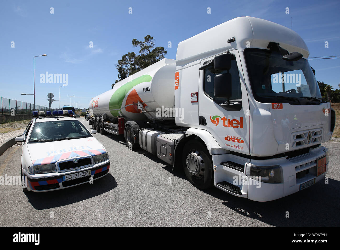 Lissabon, Portugal. 12 Aug, 2019. Polizeieskorte ein Kraftstoff - Tanker an der Humberto Delgado Flughafen in Lissabon, Portugal anreisen, am 12.08.2019. Portugiesische Kraftstoff - nationale Tankwagenfahrer der Streik begann als seit Montag für einen unbestimmten Zeitraum geplant. Portugals Regierung hat minimale Leistungen zwischen 50 und 100 Prozent bestellt und hat eine Energiekrise, was bedeutet "außergewöhnliche Maßnahmen" die Auswirkungen des Streiks so gering wie möglich zu halten die Bereitstellung grundlegender Dienstleistungen wie Sicherheitskräfte und medizinische Notfälle zu gewährleisten. Credit: Pedro Fiuza/Xinhua Stockfoto