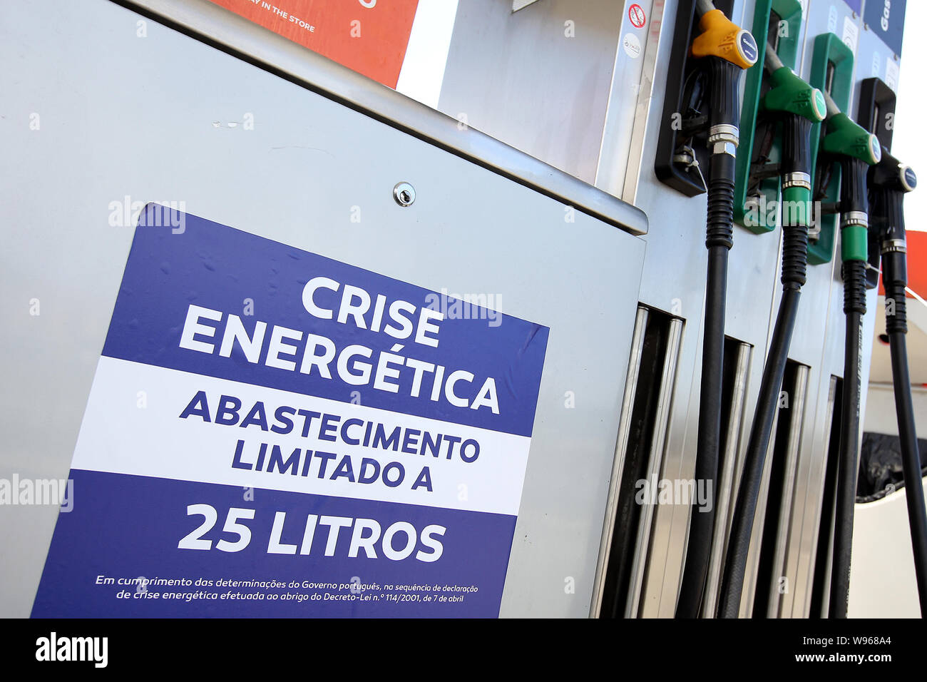 Lissabon, Portugal. 12 Aug, 2019. Ein Schild mit der Aufschrift "Energie Crisis-Supply begrenzt auf 25 Liter" dargestellt an einer Tankstelle in Lissabon, Portugal, am 12.08.2019. Portugiesische Kraftstoff - nationale Tankwagenfahrer der Streik begann als seit Montag für einen unbestimmten Zeitraum geplant. Portugals Regierung hat minimale Leistungen zwischen 50 und 100 Prozent bestellt und hat eine Energiekrise, was bedeutet "außergewöhnliche Maßnahmen" die Auswirkungen des Streiks so gering wie möglich zu halten die Bereitstellung grundlegender Dienstleistungen wie Sicherheitskräfte und medizinische Notfälle zu gewährleisten. Credit: Pedro Fiuza/Xinhua Stockfoto