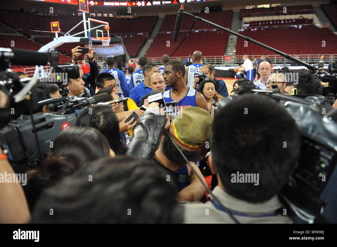 Chris Paul von den Los Angeles Clippers wird während einer Schulung in Peking, China befragt, 10. Oktober 2012. Die Miami Heat und den Los Angel Stockfoto