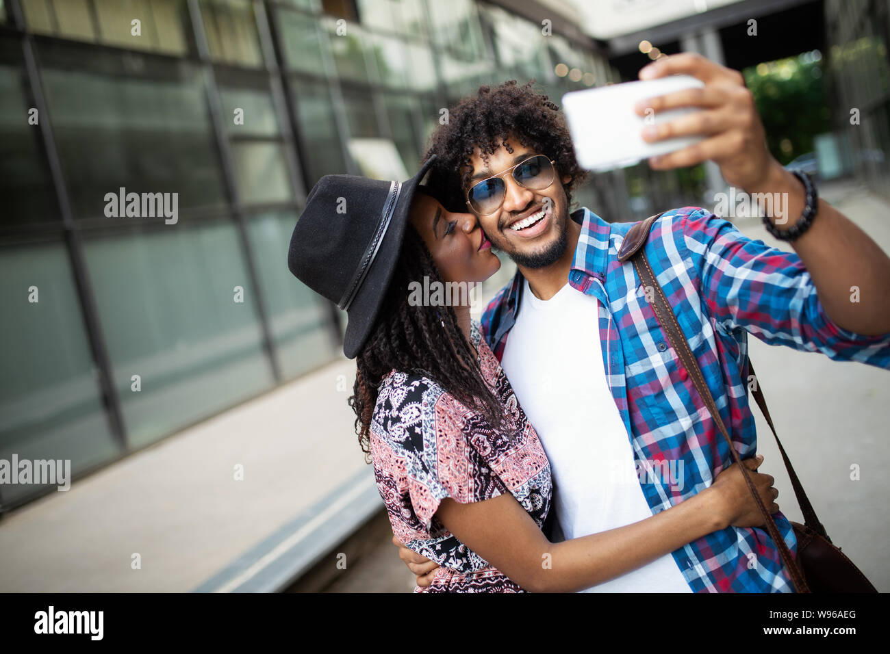 Junge afrikanische Paar selfie darstellen, für Ihren Urlaub in der Stadt Stockfoto