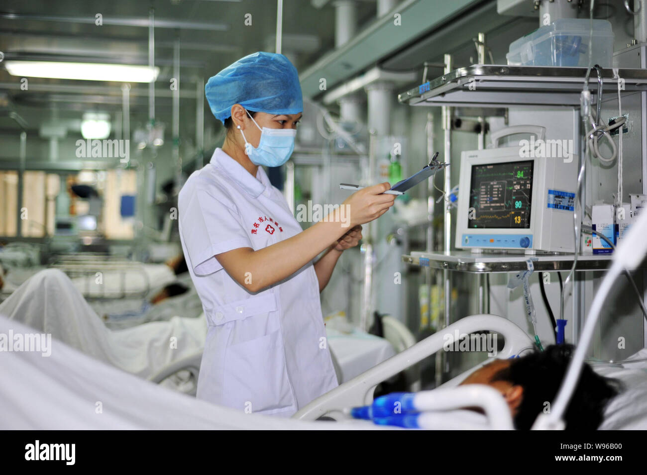 ---- Eine Krankenschwester prüft den Zustand der Patienten in einem Krankenhaus in Maoming City, South China Guangdong Provinz, 3. Mai 2012. China, ein Land mit 260 m Stockfoto